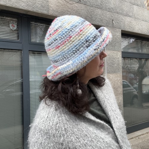 Дамска шапка "Сив кръг" Дамска шапка "Сив кръг"