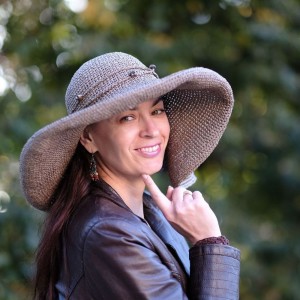 Шапка с голяма периферия Шапка с голяма периферия