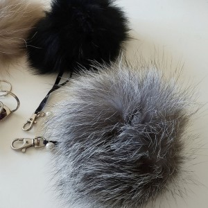Помпон от естествена кожа светло сив цвят 14-16 cm Помпон от естествена кожа светло сив цвят 14-16 cm