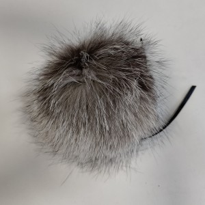 Помпон от естествена кожа, бяло-сив 12-13 cm Помпон от естествена кожа, бяло-сив 12-13 cm