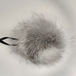 Помпон от естествена кожа, бяло-сив 12-13 cm Помпон от естествена кожа, бяло-сив 12-13 cm