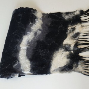 Плъстен шал "Бяло-черно" Плъстен шал "Бяло-черно"