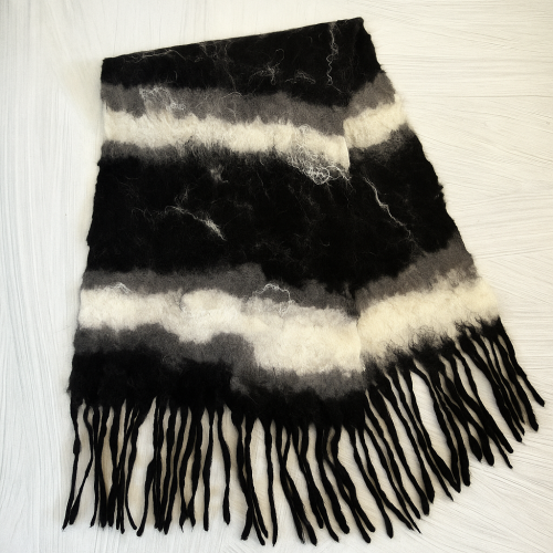 Плъстен шал "Бяло-черно"