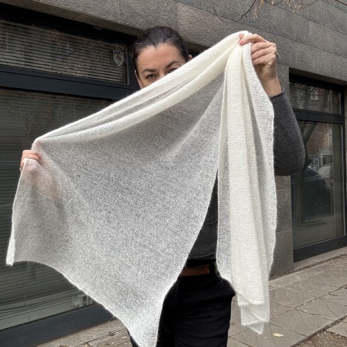 Плетен шал "БЯЛА НЕЖНОСТ" Плетен шал "БЯЛА НЕЖНОСТ"