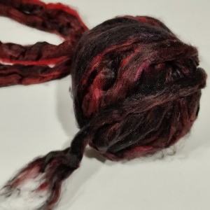 Коприна сари 14 гр. черно-червен цвят Коприна сари 14 гр. черно-червен цвят